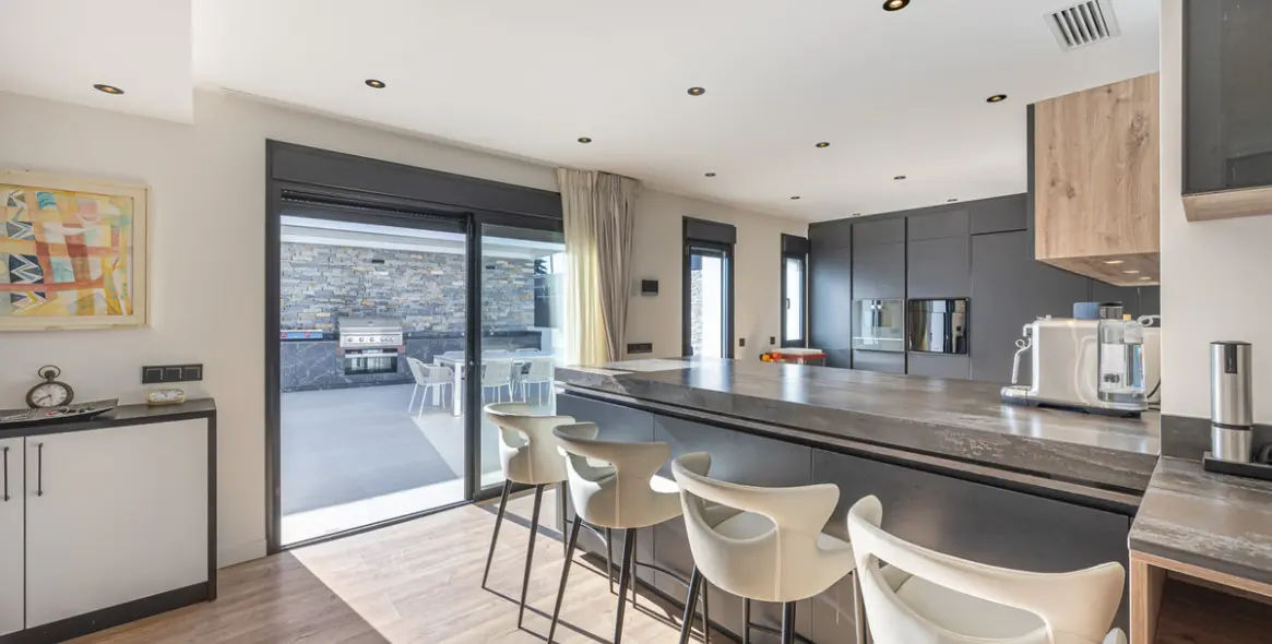 Sale of detached villa in El Rosario 12