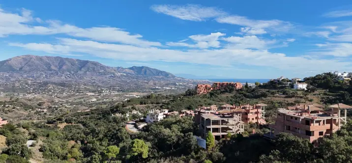 Sale of detached villa in La Mairena 2