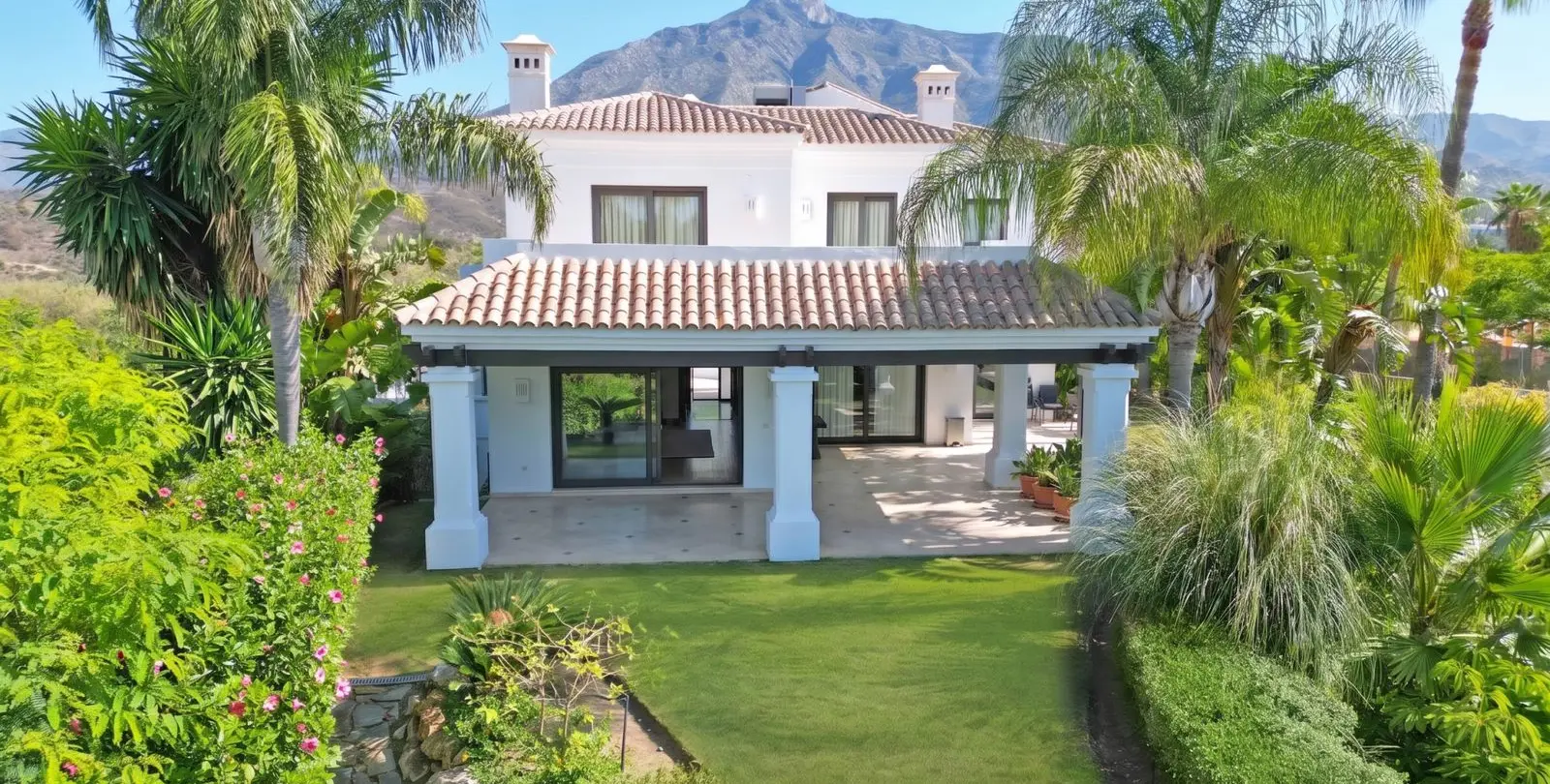 Sale of detached villa in The Golden Mile 1