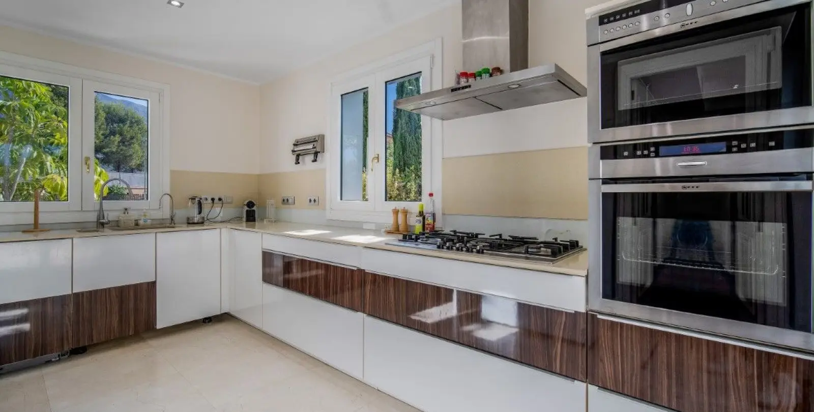Sale of detached villa in The Golden Mile 2