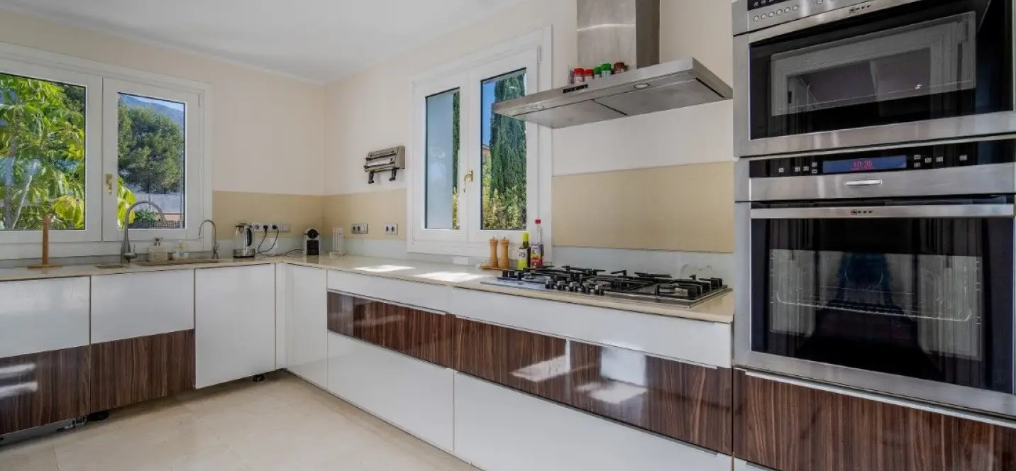Sale of detached villa in The Golden Mile 1