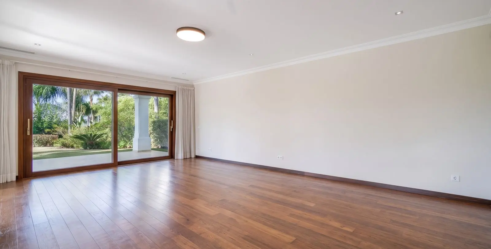 Sale of detached villa in The Golden Mile 4