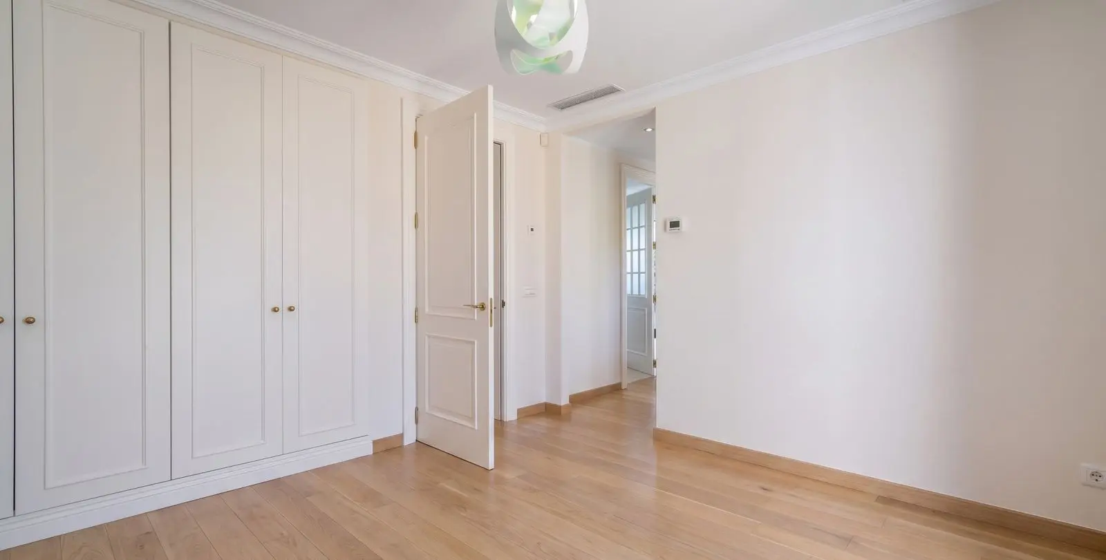 Sale of detached villa in The Golden Mile 8