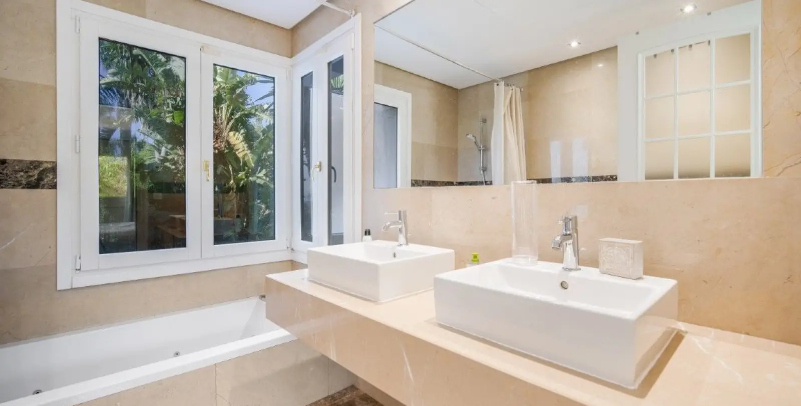 Sale of detached villa in The Golden Mile 11