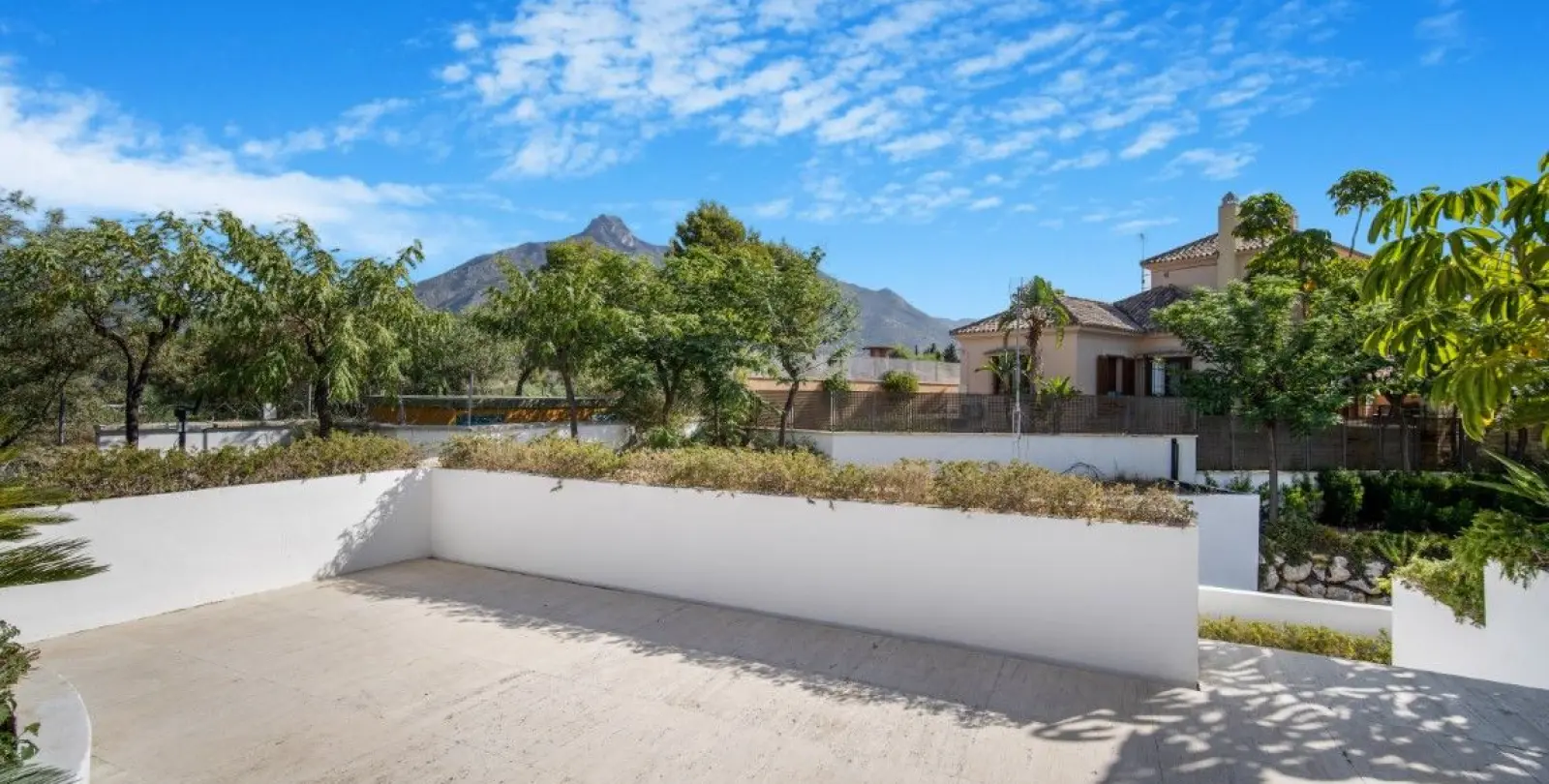 Sale of detached villa in The Golden Mile 14