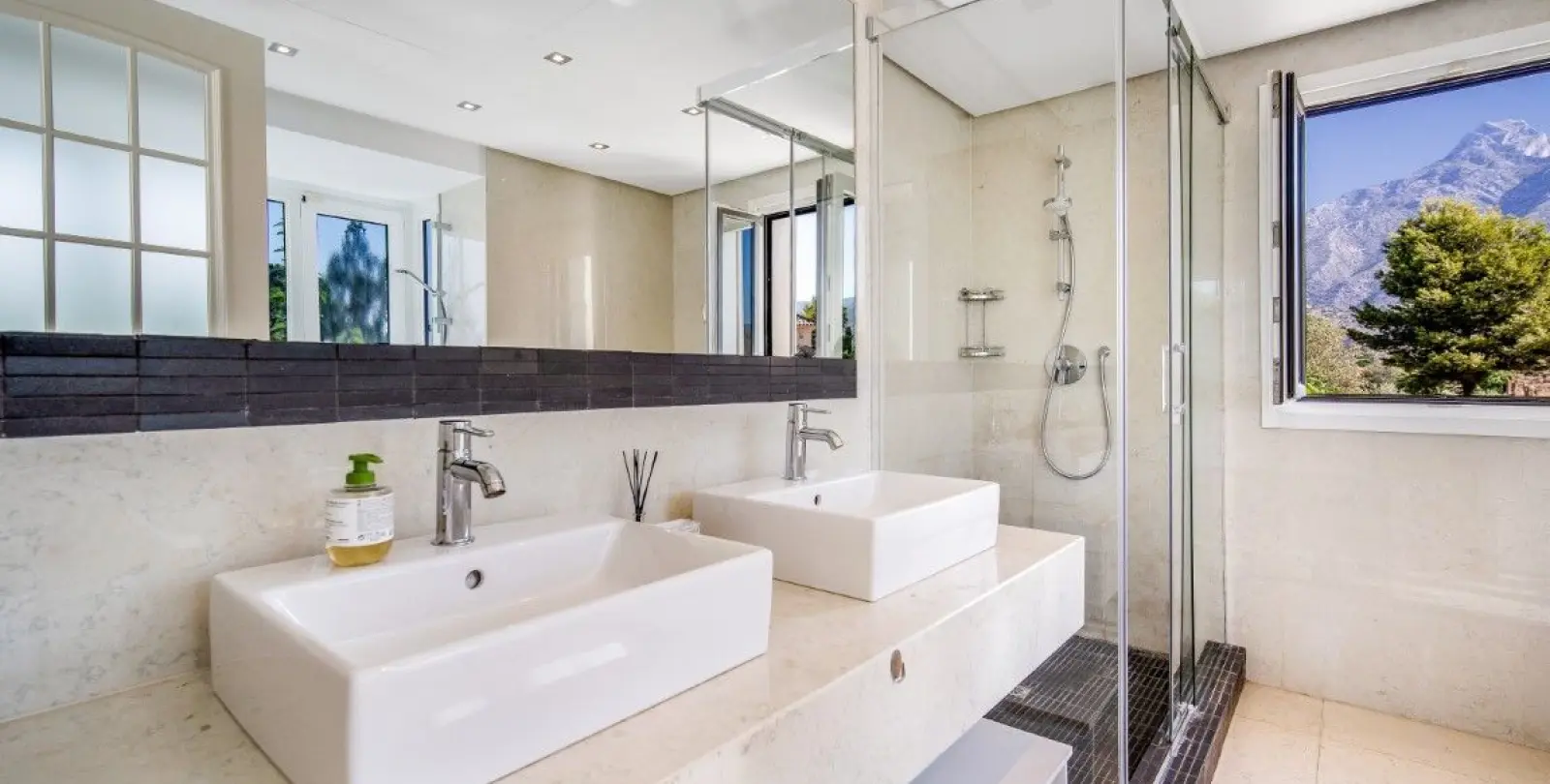 Sale of detached villa in The Golden Mile 17