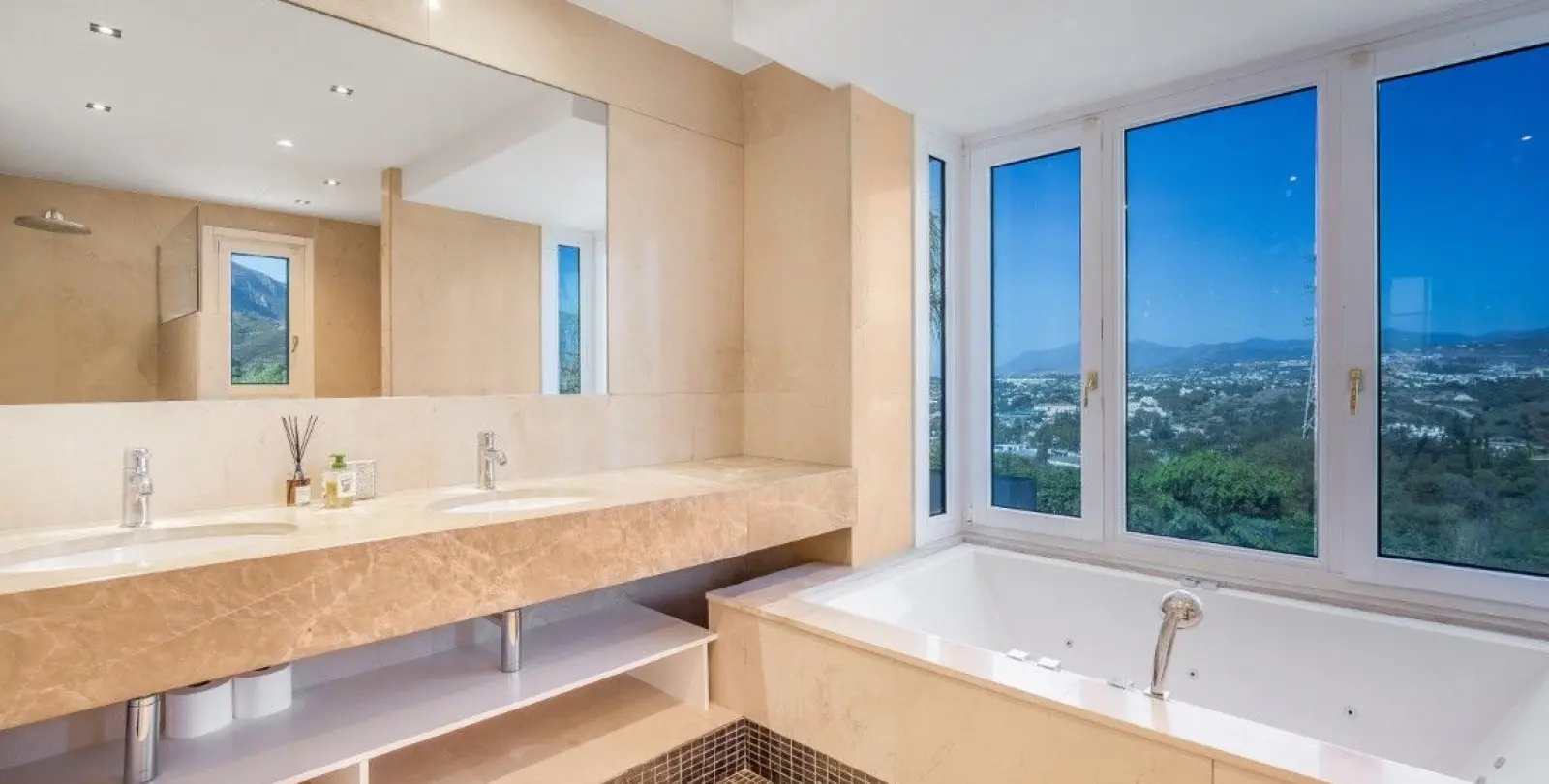 Sale of detached villa in The Golden Mile 25