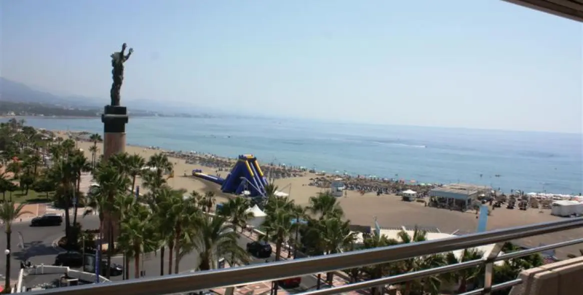 Sale of middle floor apartment in Puerto Banús 1