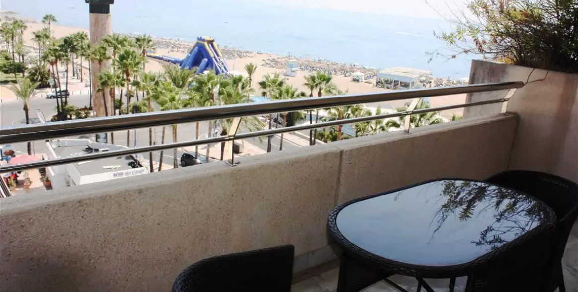 Sale of middle floor apartment in Puerto Banús 2