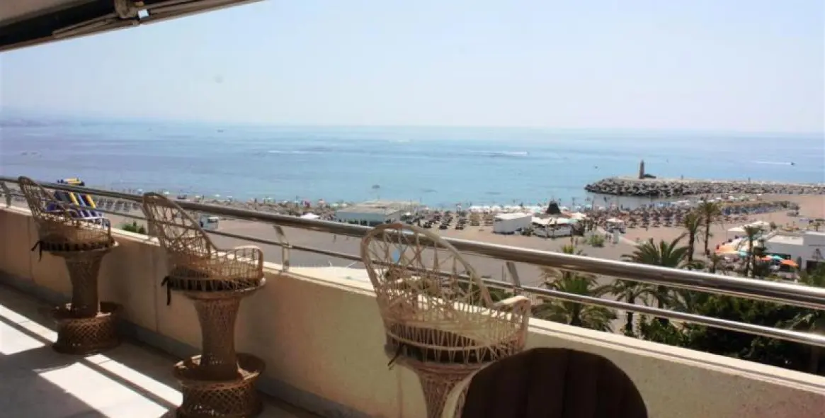 Sale of middle floor apartment in Puerto Banús 3