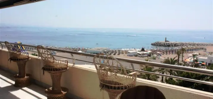 Sale of middle floor apartment in Puerto Banús 2