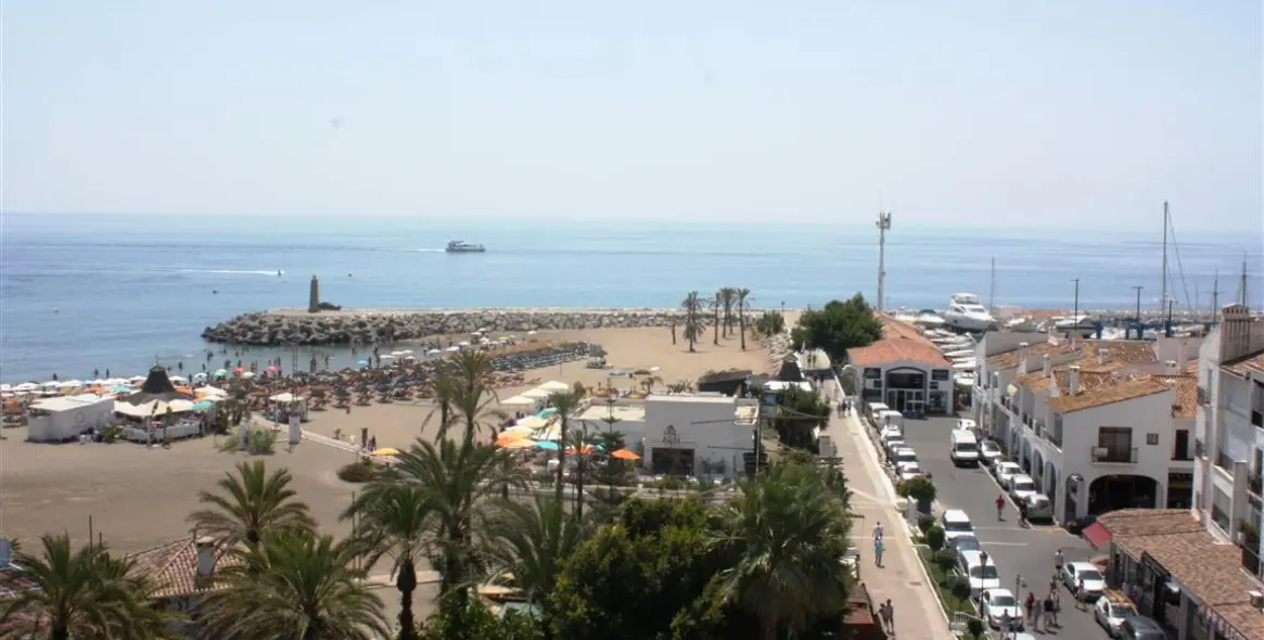 Sale of middle floor apartment in Puerto Banús 5