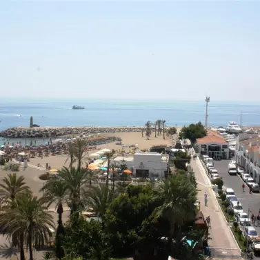 Sale of middle floor apartment in Puerto Banús