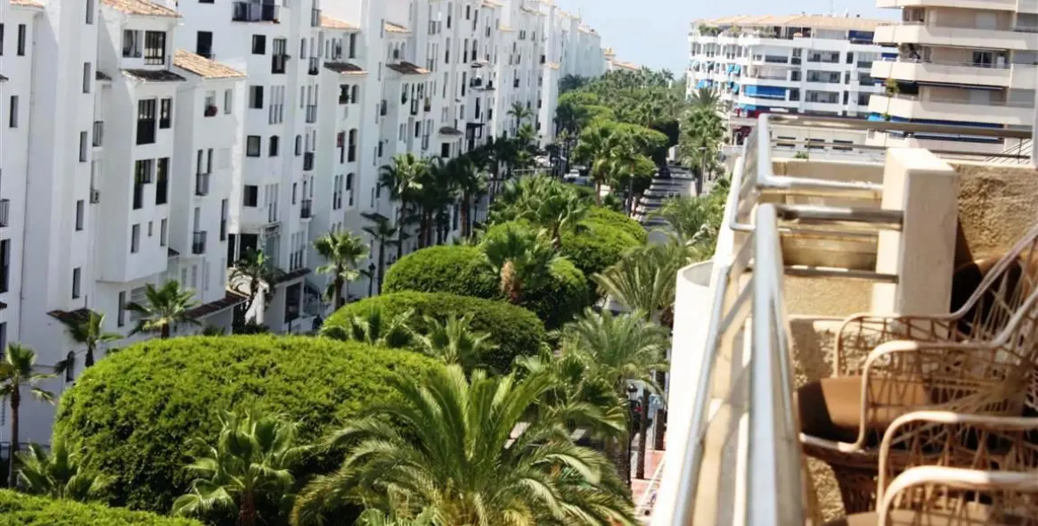 Sale of middle floor apartment in Puerto Banús 7