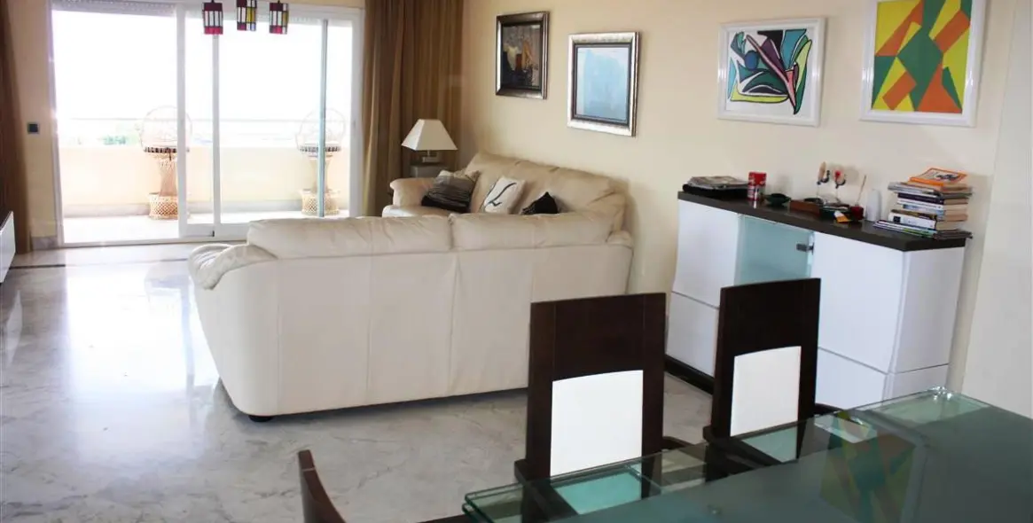 Sale of middle floor apartment in Puerto Banús 8