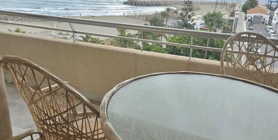 Sale of middle floor apartment in Puerto Banús 9