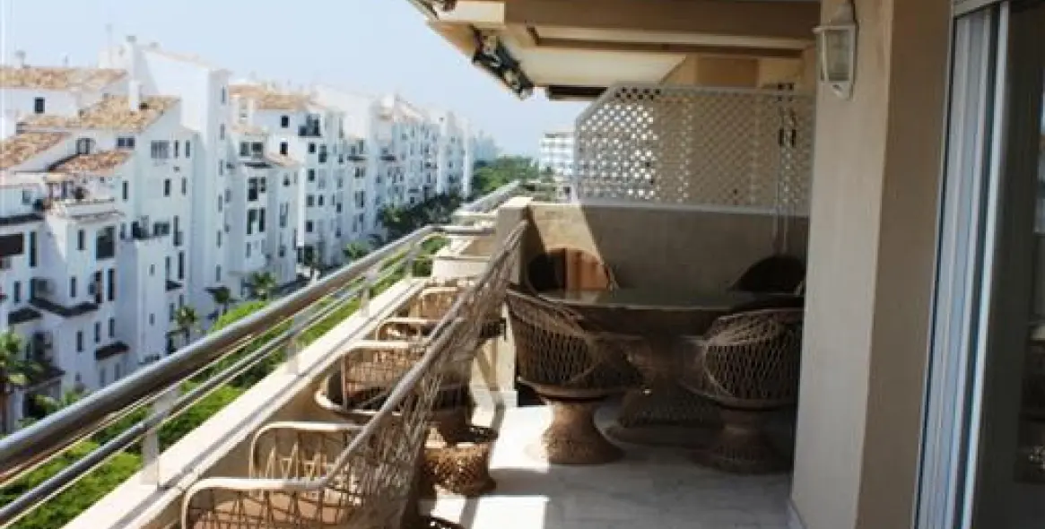 Sale of middle floor apartment in Puerto Banús 10