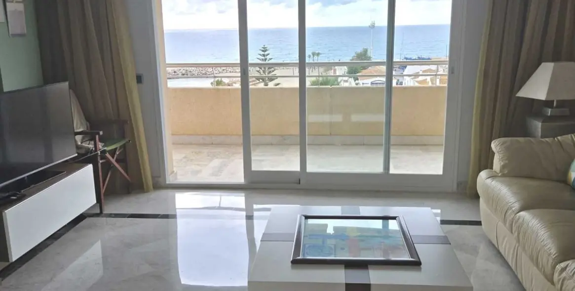 Sale of middle floor apartment in Puerto Banús 12