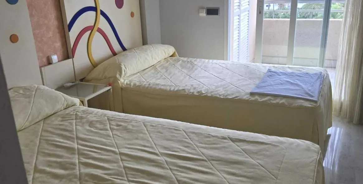 Sale of middle floor apartment in Puerto Banús 13