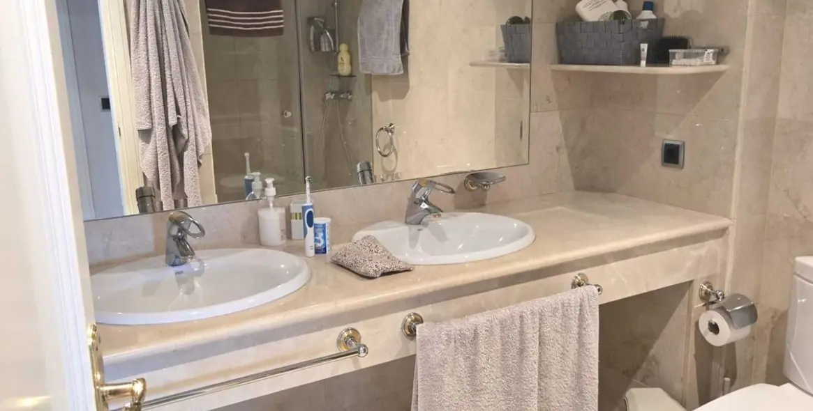 Sale of middle floor apartment in Puerto Banús 14