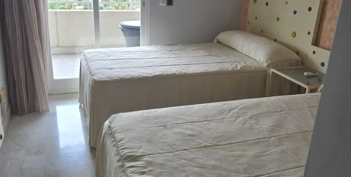 Sale of middle floor apartment in Puerto Banús 17