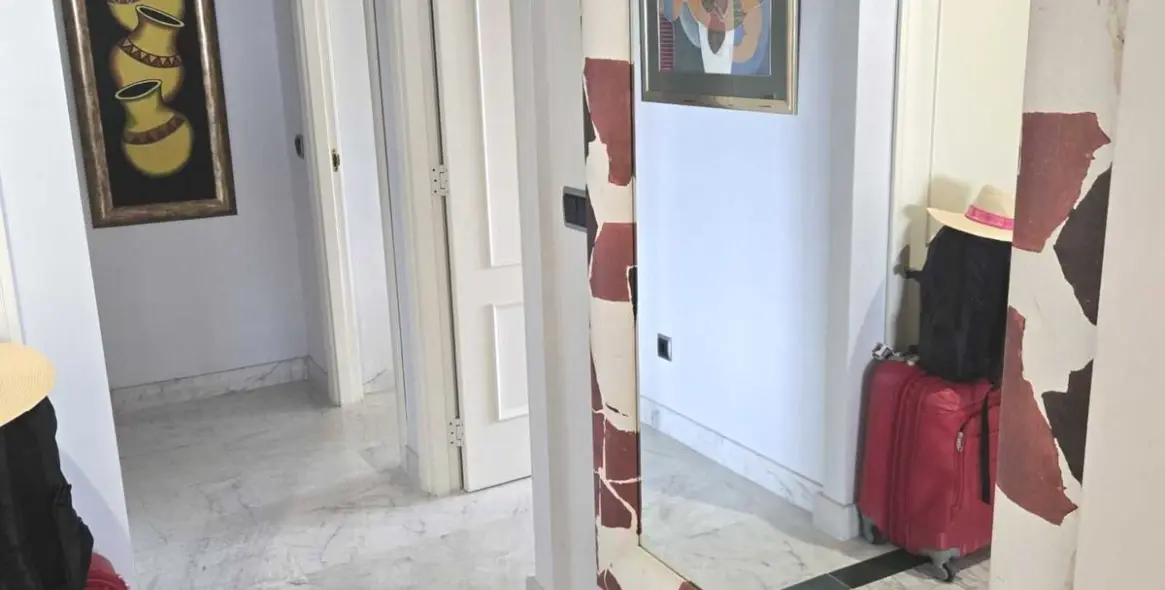 Sale of middle floor apartment in Puerto Banús 18