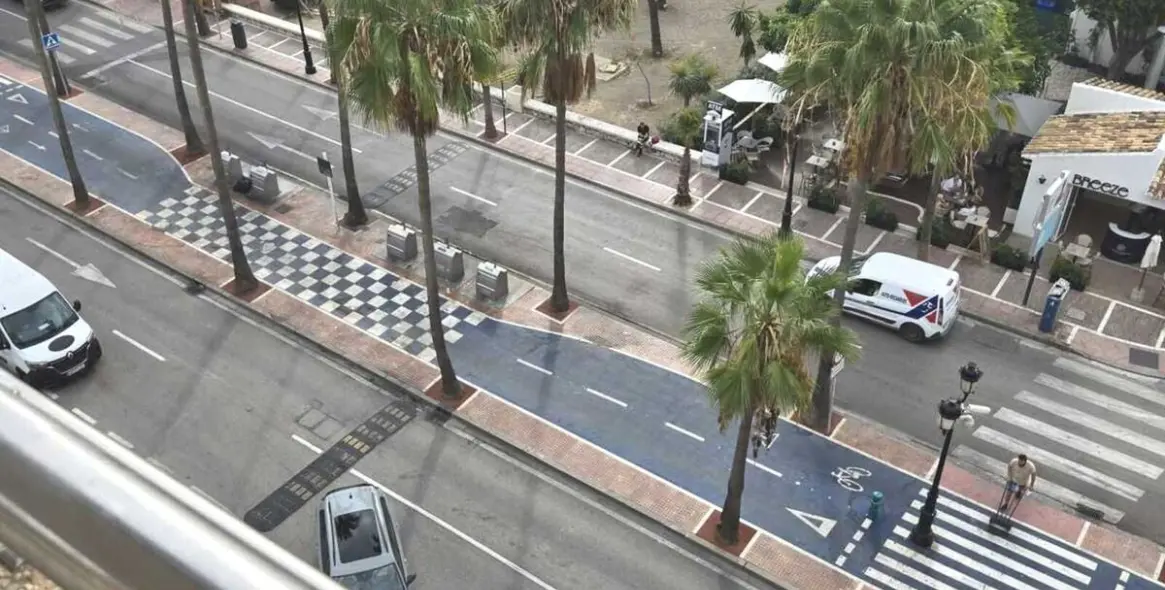 Sale of middle floor apartment in Puerto Banús 22