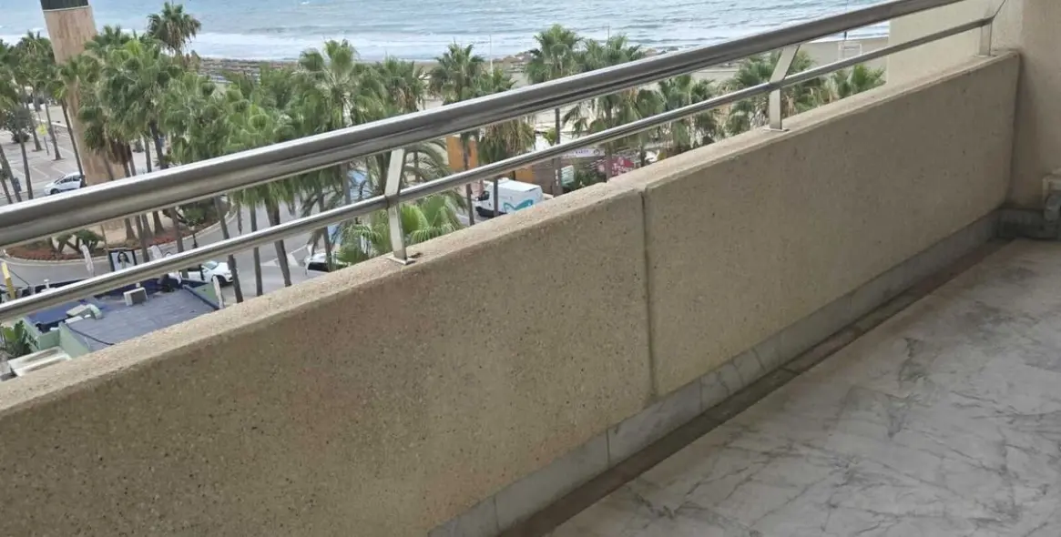 Sale of middle floor apartment in Puerto Banús 23