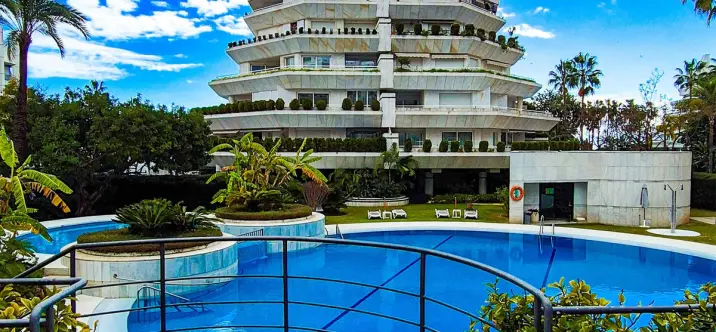 Продажа двухуровневого пентхауса в Marbella 0