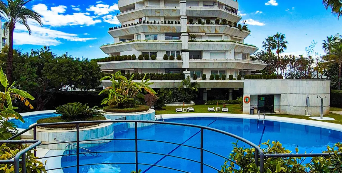 Продажа двухуровневого пентхауса в Marbella 1