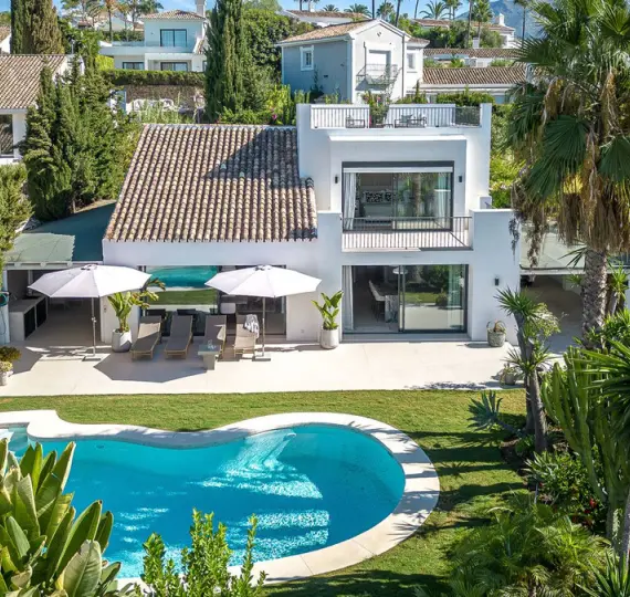 Venta de villa independiente en Nueva Andalucía