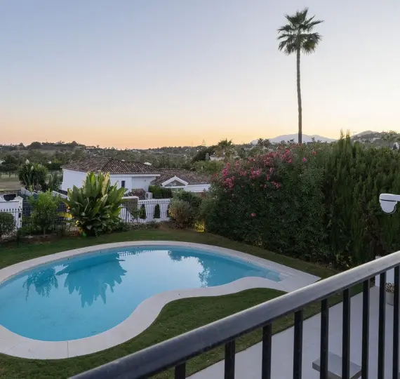 Venta de villa independiente en Nueva Andalucía