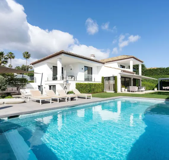 Venta de villa independiente en Nueva Andalucía