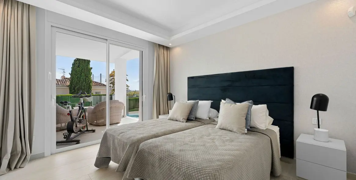 Sale of detached villa in Nueva Andalucía 13