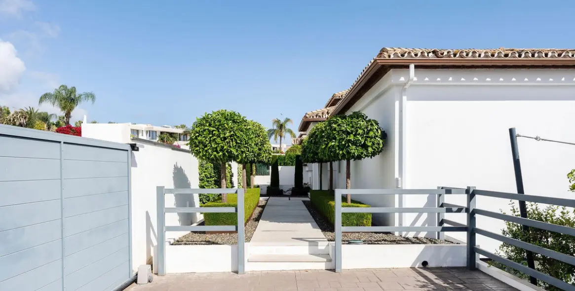 Sale of detached villa in Nueva Andalucía 34