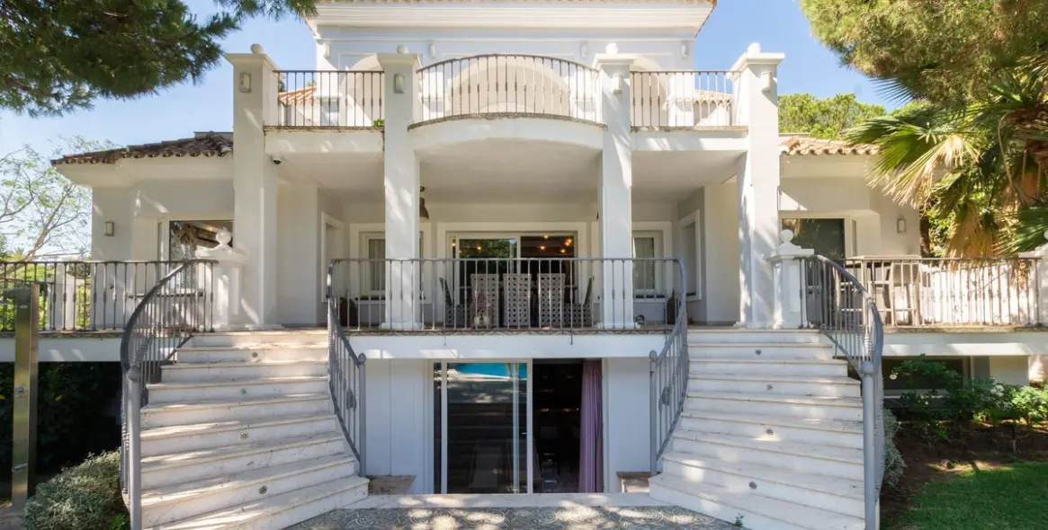 Продажа  отдельно стоящей виллы в Marbella East (район Hacienda Las Chapas) 1