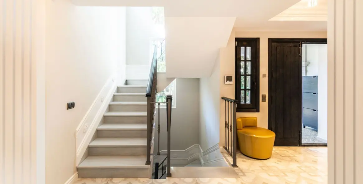 Продажа  отдельно стоящей виллы в Marbella East (район Hacienda Las Chapas) 2