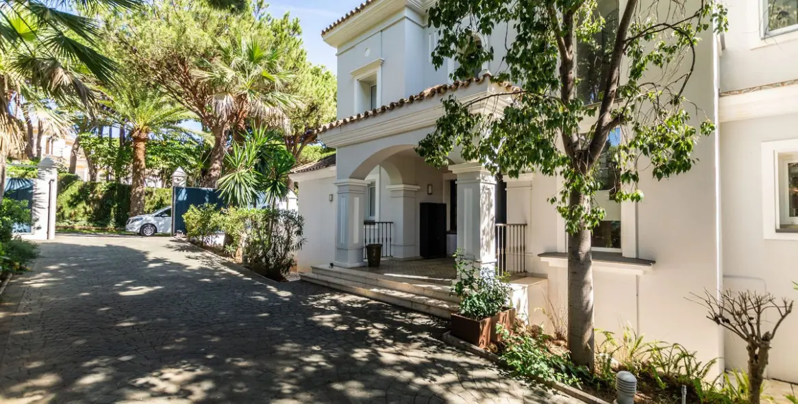 Sale of detached villa in Hacienda Las Chapas 52