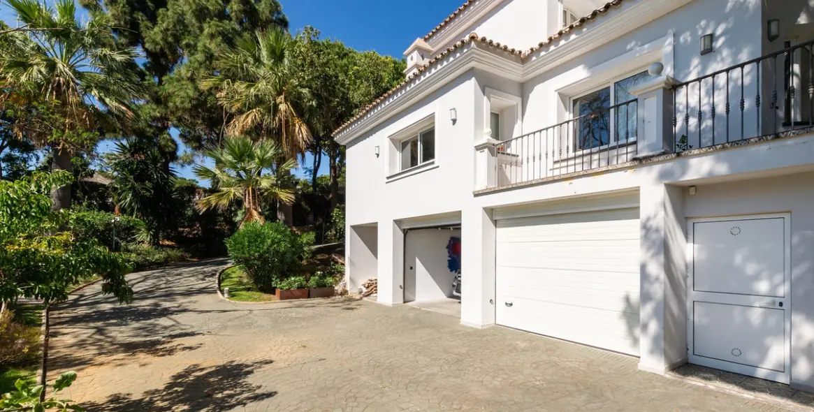 Sale of detached villa in Hacienda Las Chapas 56