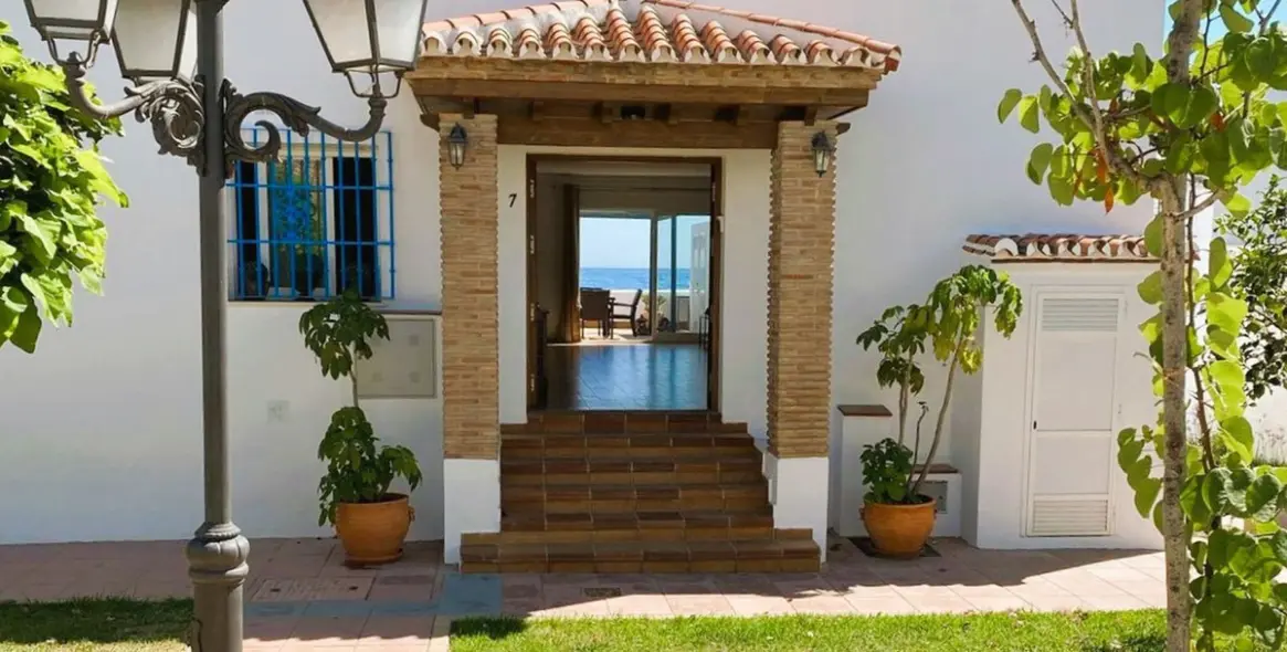 Продажа  отдельно стоящей виллы в Estepona 16