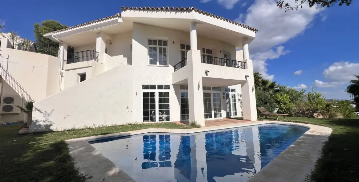 Продажа  отдельно стоящей виллы в La Quinta 1