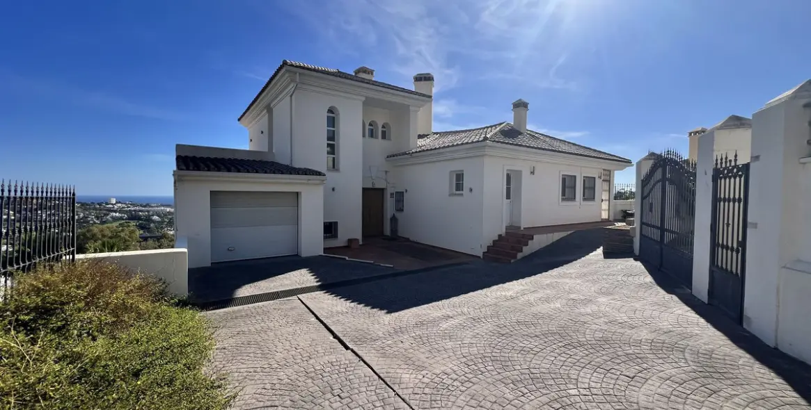 Sale of detached villa in La Quinta 2