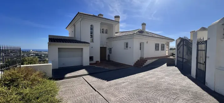 Sale of detached villa in La Quinta 1