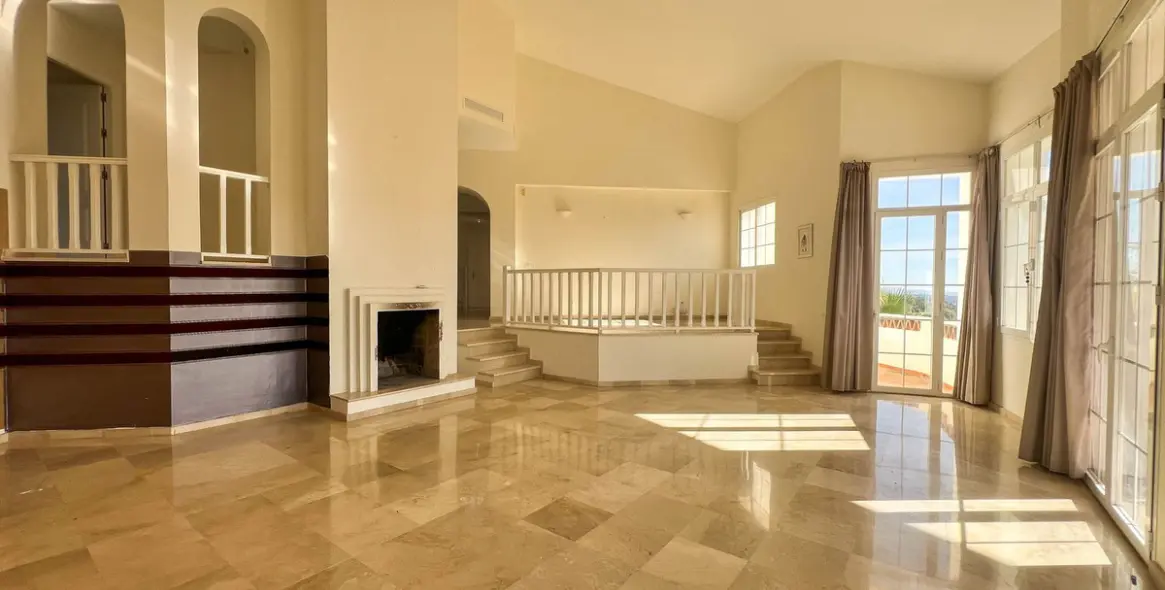 Sale of detached villa in La Quinta 3