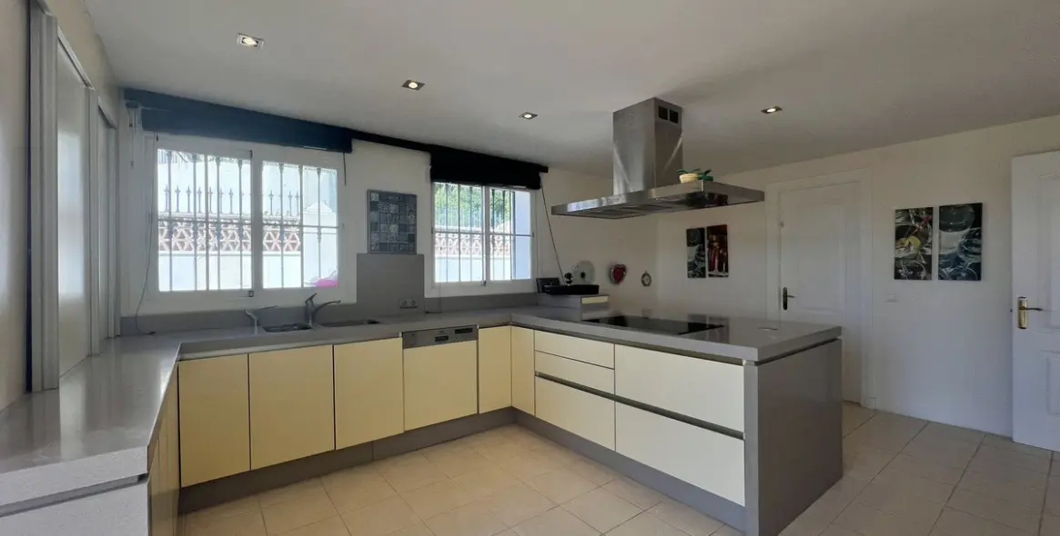 Sale of detached villa in La Quinta 5