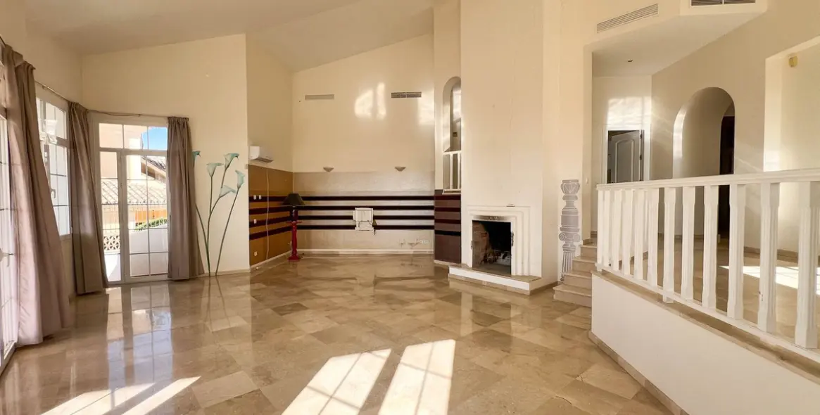 Sale of detached villa in La Quinta 7