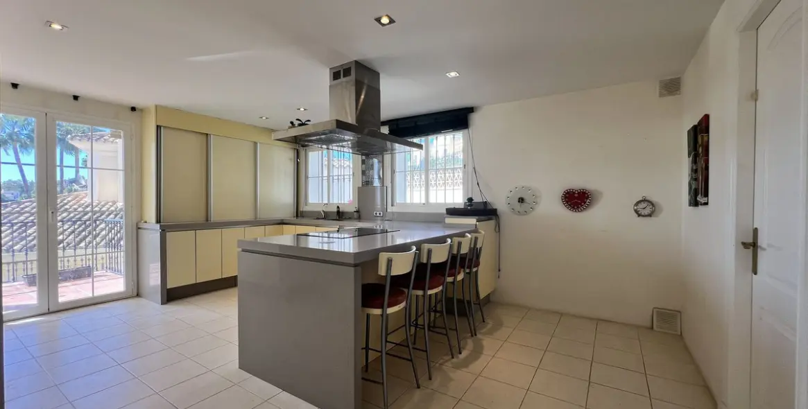 Sale of detached villa in La Quinta 11