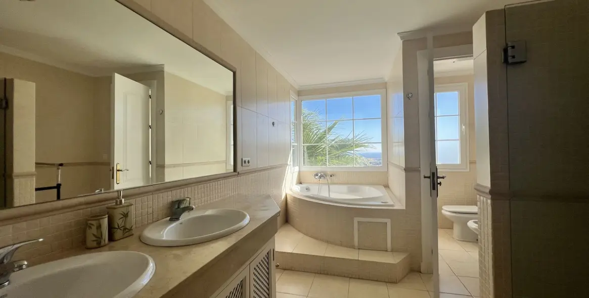 Sale of detached villa in La Quinta 18