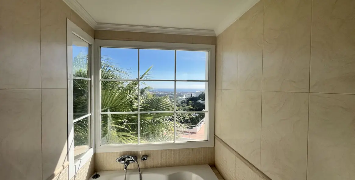 Sale of detached villa in La Quinta 19