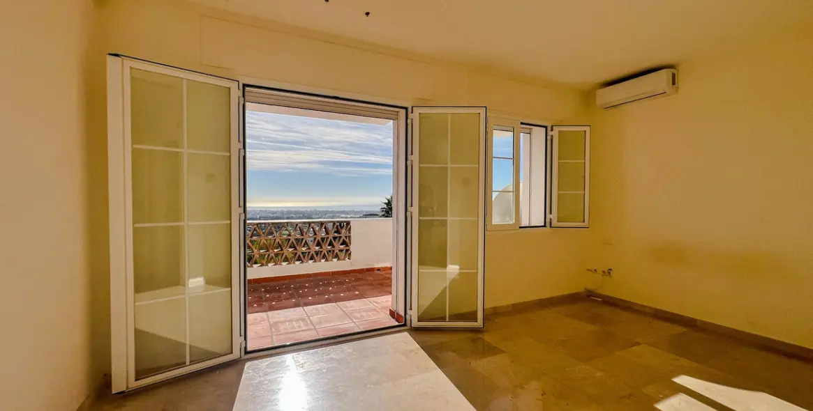 Sale of detached villa in La Quinta 21